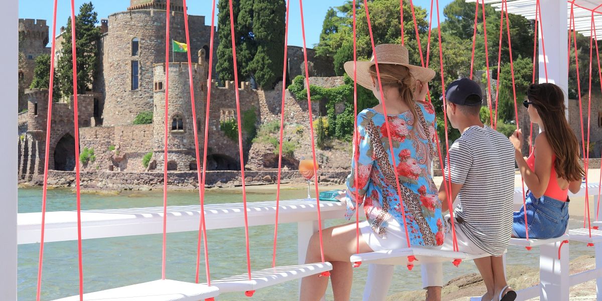 Manger les pieds dans le sable